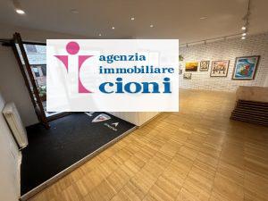 Fondo Commerciale C1 Abetone-Centro Mq 350 Sei Vani Tre Livelli Quattro Vetrine Resede Privato Bagno